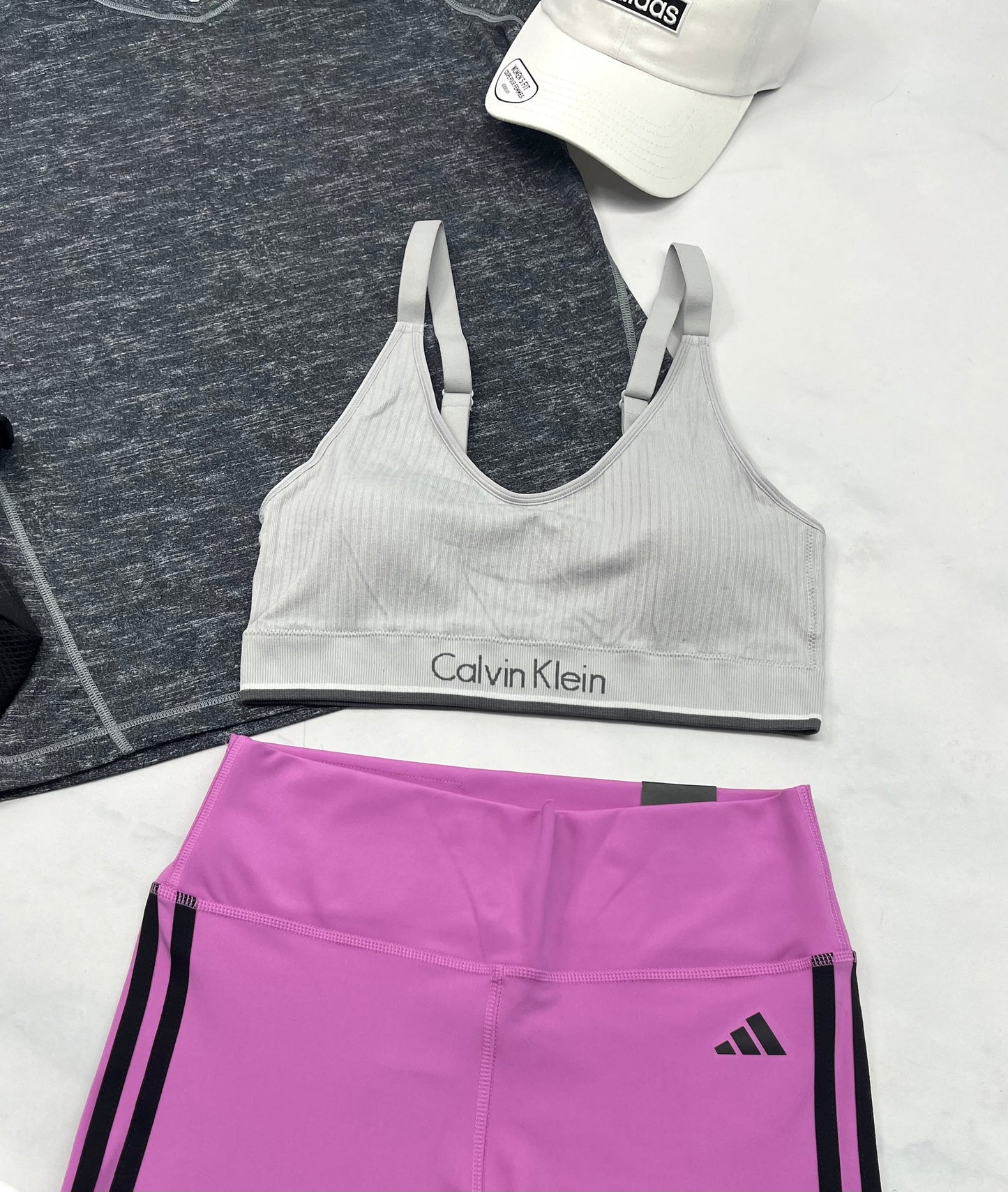 💕 Top : Calvin Klein en tissu rib. Sport texturé . Fait M/ femme neuf ! ( bretelles ajustable et pad amovible ) . Gris très pâle .