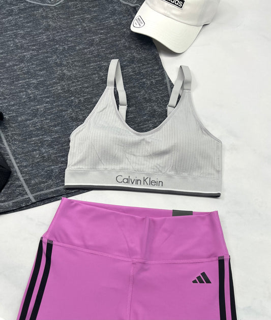 💕 Top : Calvin Klein en tissu rib. Sport texturé . Fait M/ femme neuf ! ( bretelles ajustable et pad amovible ) . Gris très pâle .