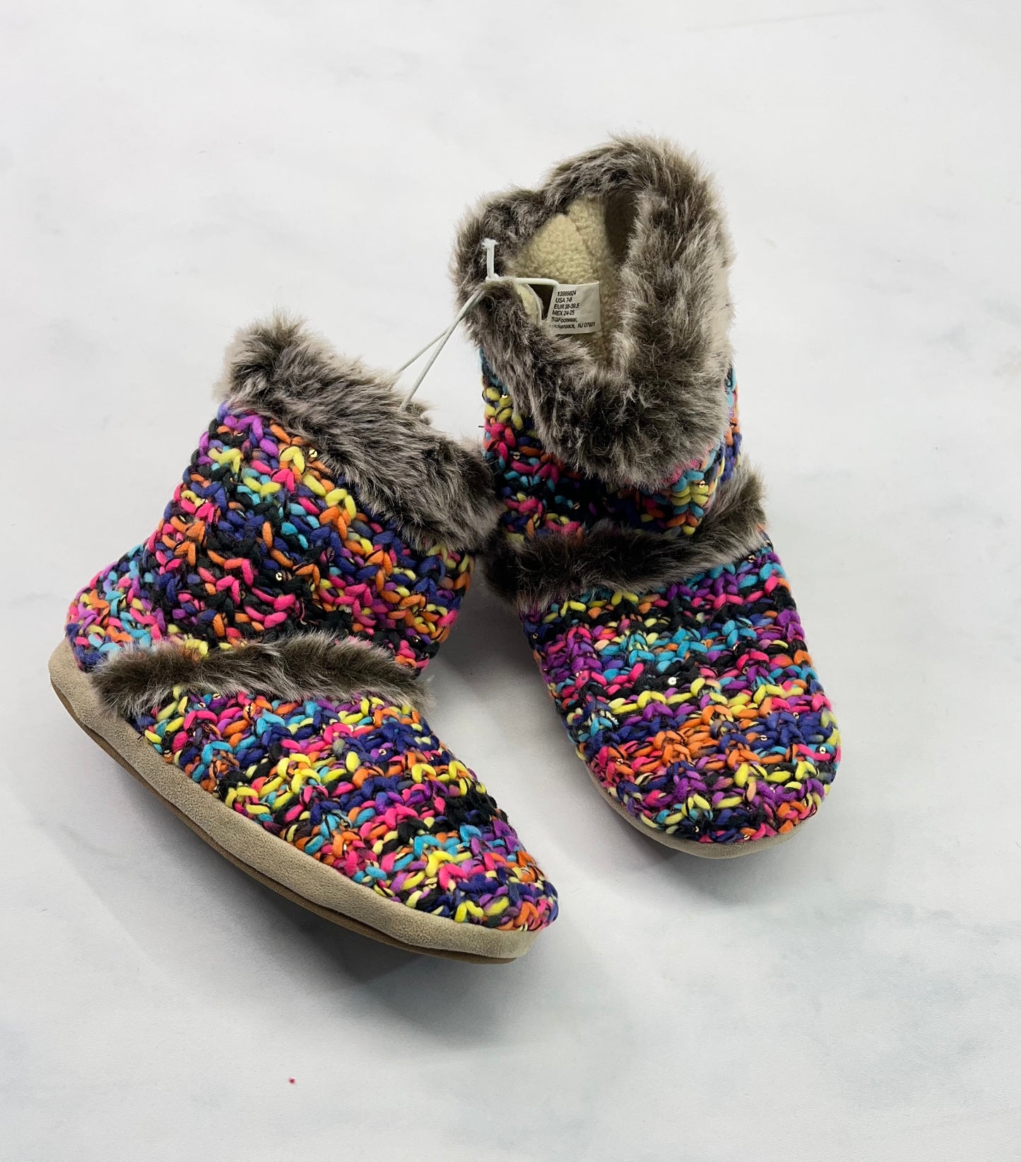 Pantoufle : femme grandeur (7-8)femme . Neuve!