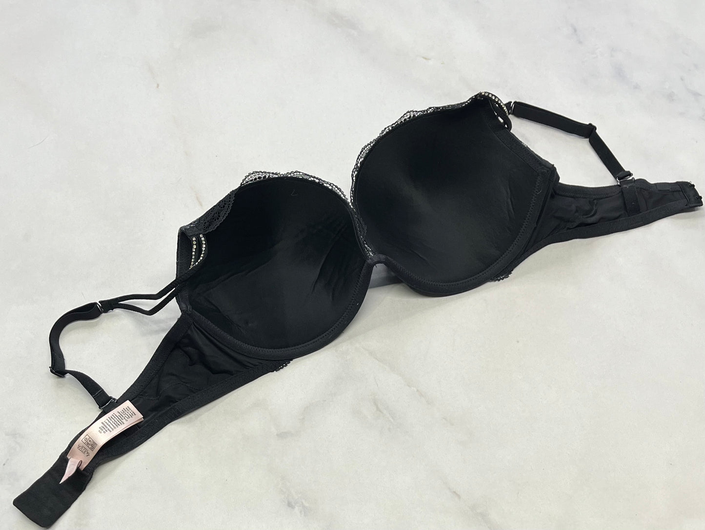 Bra La Senza : 38 fait 36D noir et argent brillant . Bretelles brillantes ajustable . Bcp padé moelleux. Comme neuve !