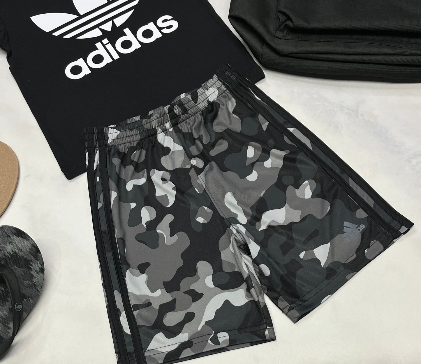 ☀️Bermuda : Adidas en tissu de sport avec logo au bas au devant neuf ! 6 ans garçon
