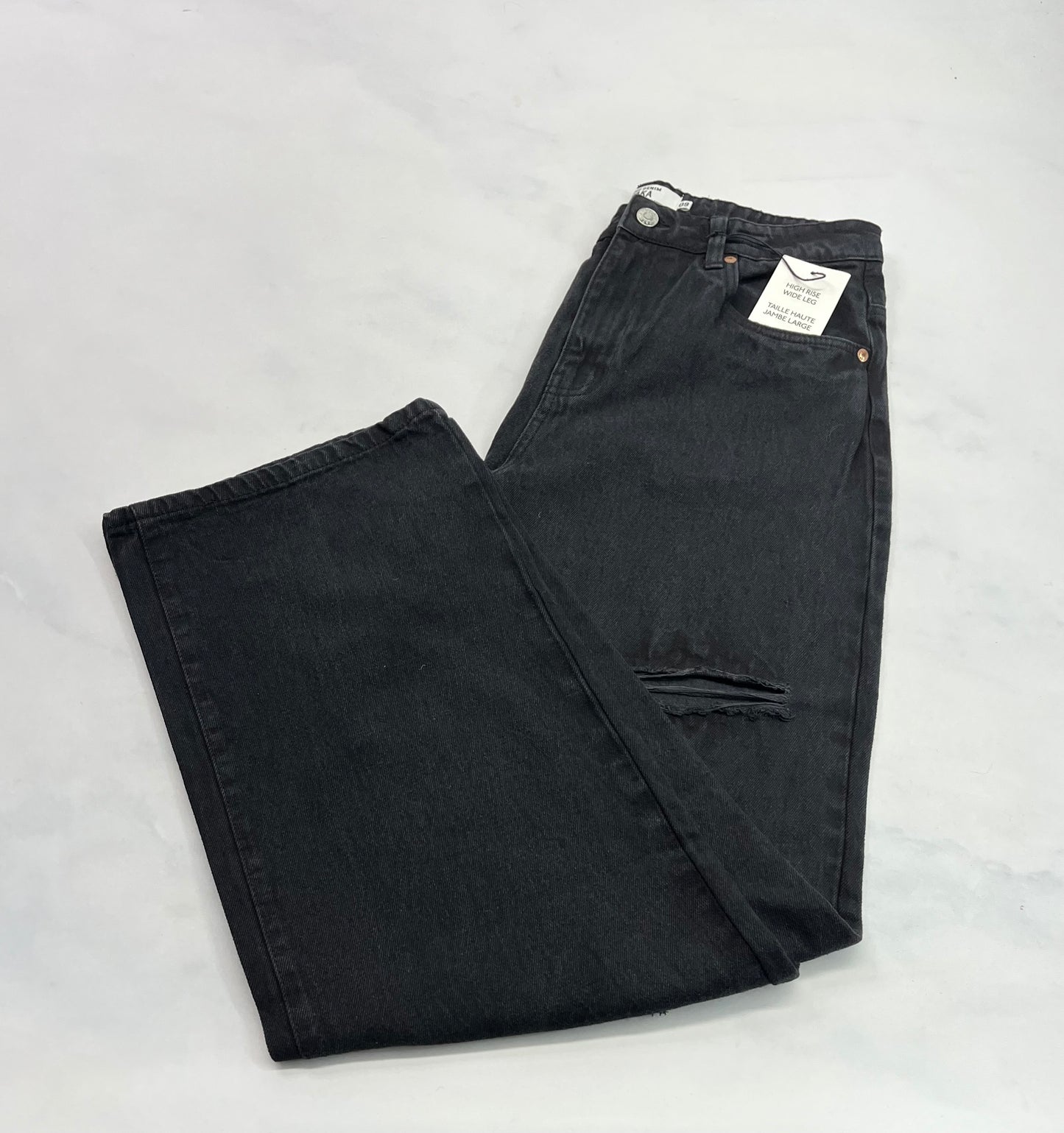 JEANS Refuge : Jambe large et taille haute look tendance . Neuve 9 ans ( médium femme ) .