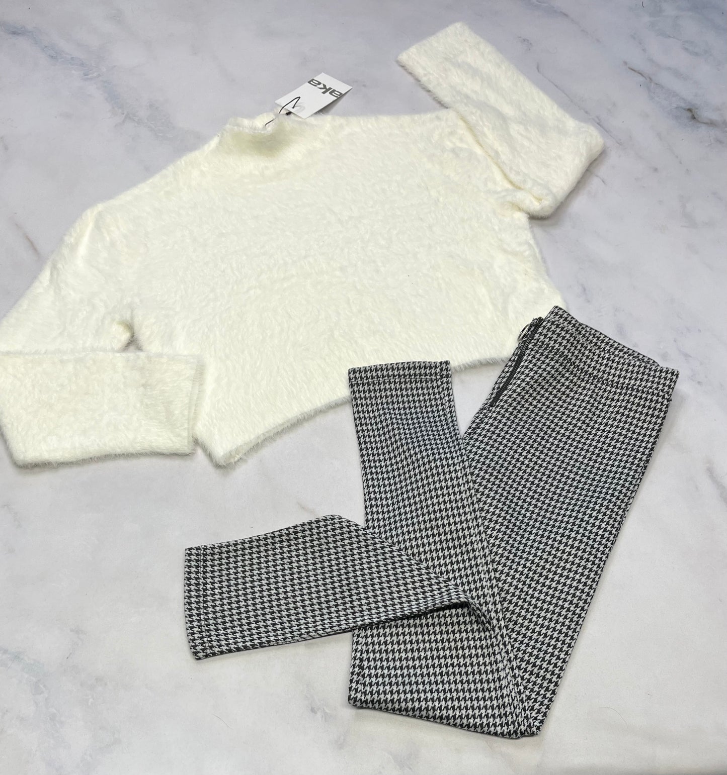 Duo : Tricot crème AKA neuf! Hyper doux et stretch 14 ans fille confo + Skinny doux mou On s’en fout des garçons 14 ans ajustable comme neuf!