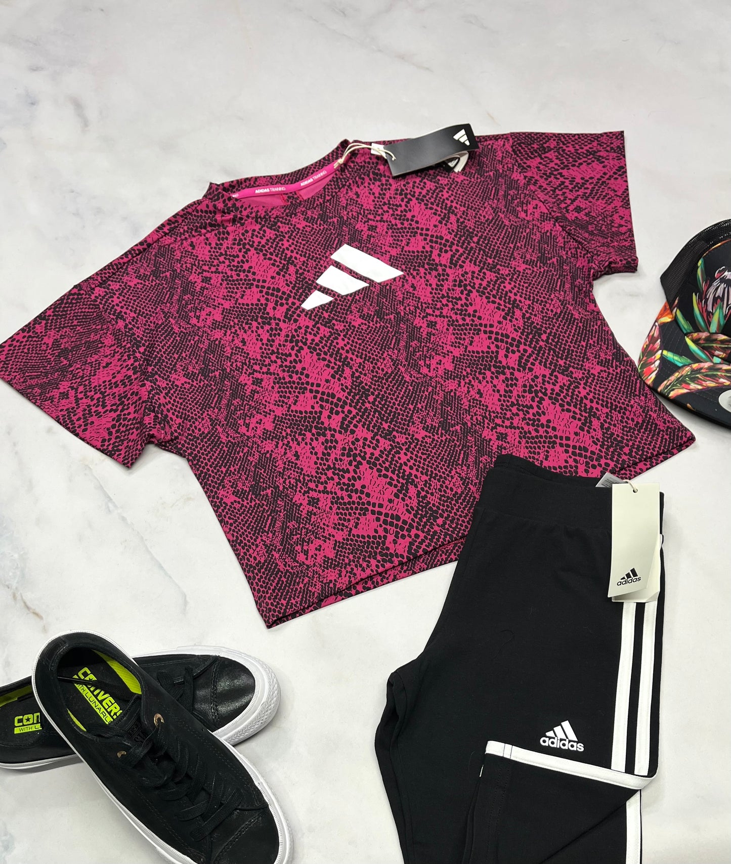 🤩 Manche courte : Adidas en tissu de sport extensible de partout . Fente au bas du dos . 13-14 ans coupe confo fille neuf !