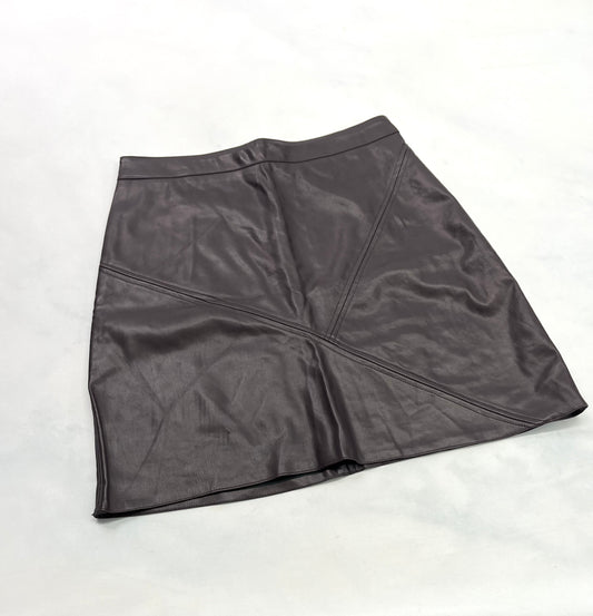 ..Jupe effet cuir : molle confo ( Prune en vrai ). Comme neuve fait 5-6 ans femme .