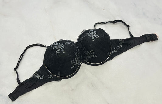Bra La Senza : 38 fait 36D noir et argent brillant . Bretelles brillantes ajustable . Bcp padé moelleux. Comme neuve !