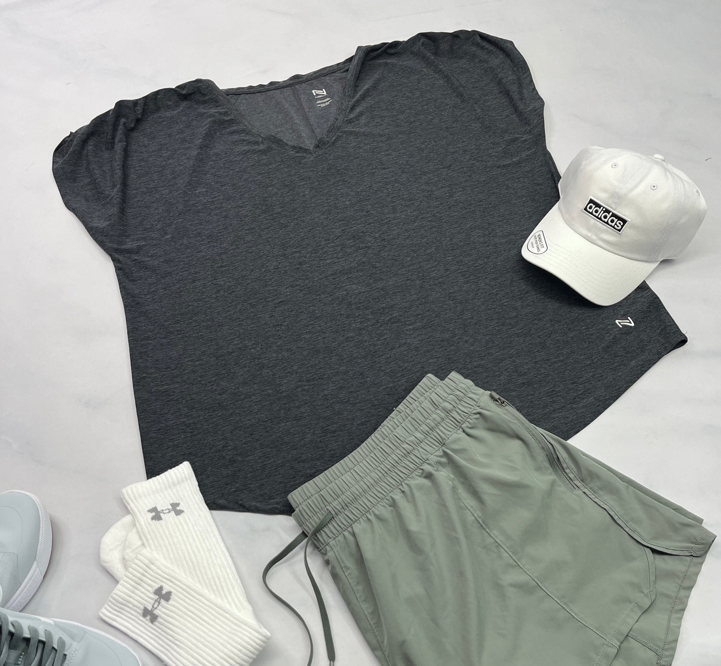 🌿 Manche courte : NOLA en tissu de sport extensible ( charcoal ) .Look plissé au dessus des épaules . 2XL femme comme neuf !