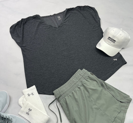 🌿 Manche courte : NOLA en tissu de sport extensible ( charcoal ) .Look plissé au dessus des épaules . 2XL femme comme neuf !