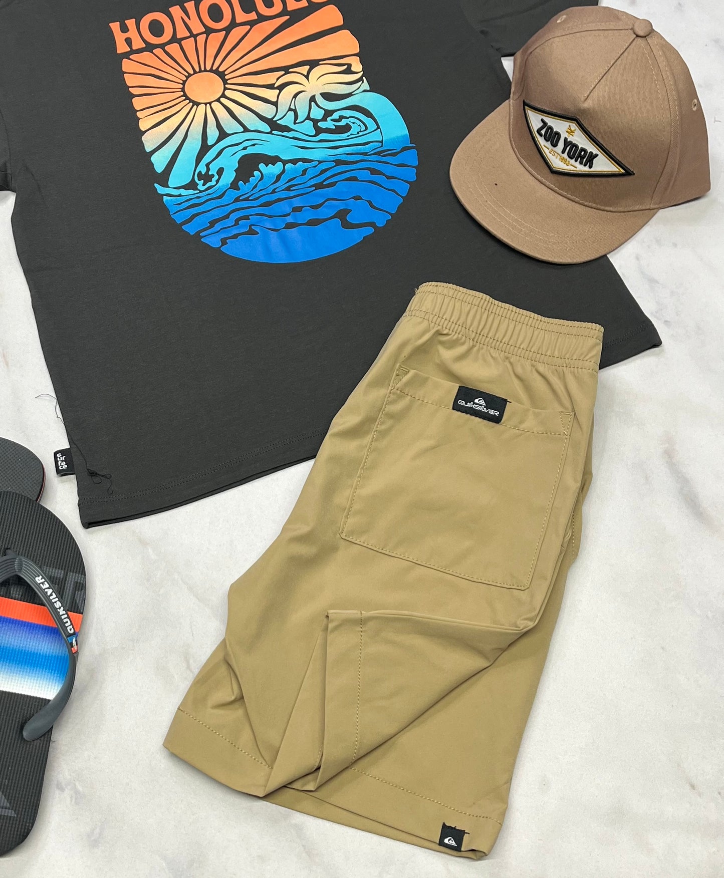 🌵 Bermuda : Quiksilver tissu léger qui sèche rapidement! 8(7-8 ans ) garçon neuf ! Beau logo derrière aussi .