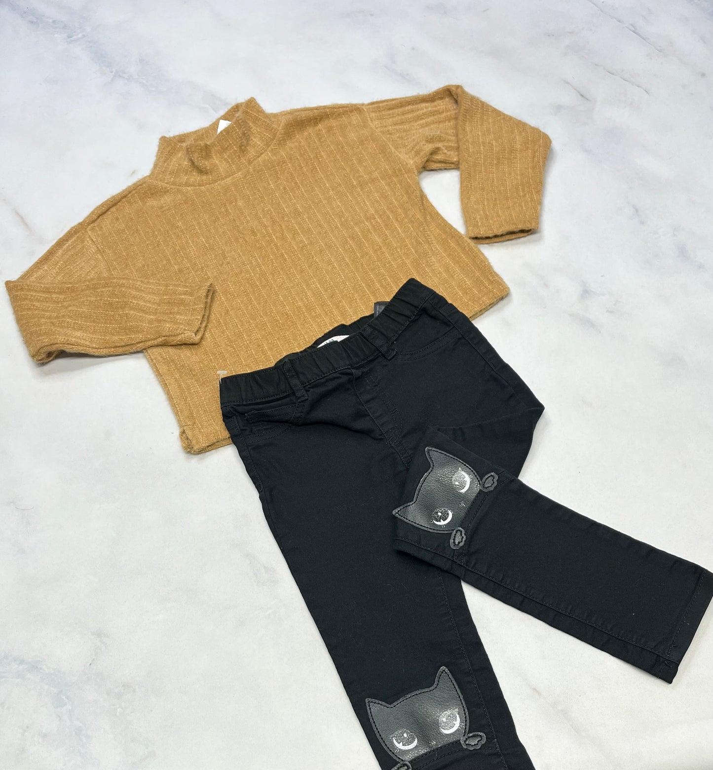 Duo : Manche longue tout doux neuf 5 ans fille + Skinny 5 ans comme neuf ! Effet patch / cuirette .