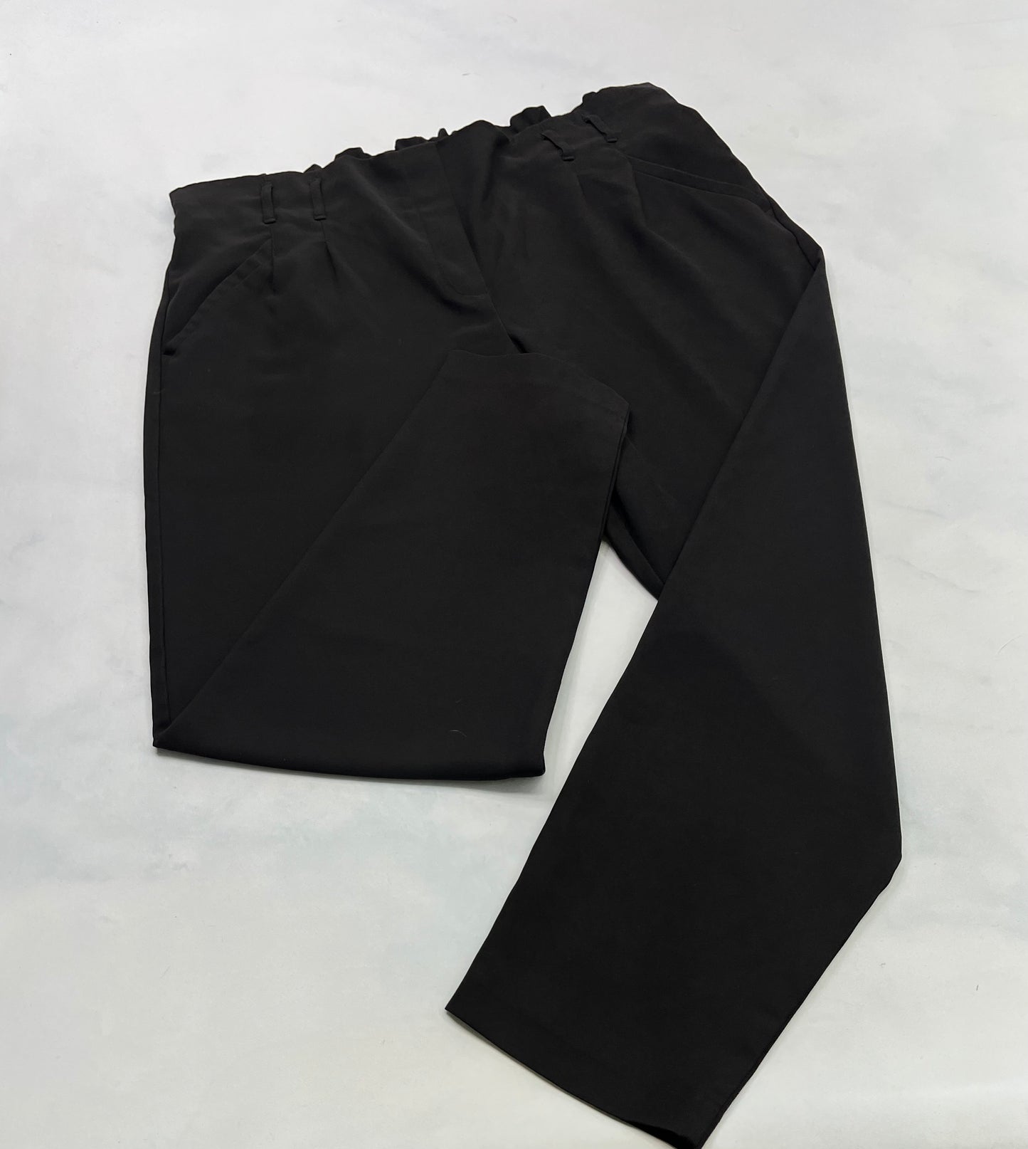 Reitman : Patalon tissu chic mou . Fait XL/16 ans femme . Taille frison stretch au dos . S’enfile comme un leg. Longueur pour petite . Comme neuf!