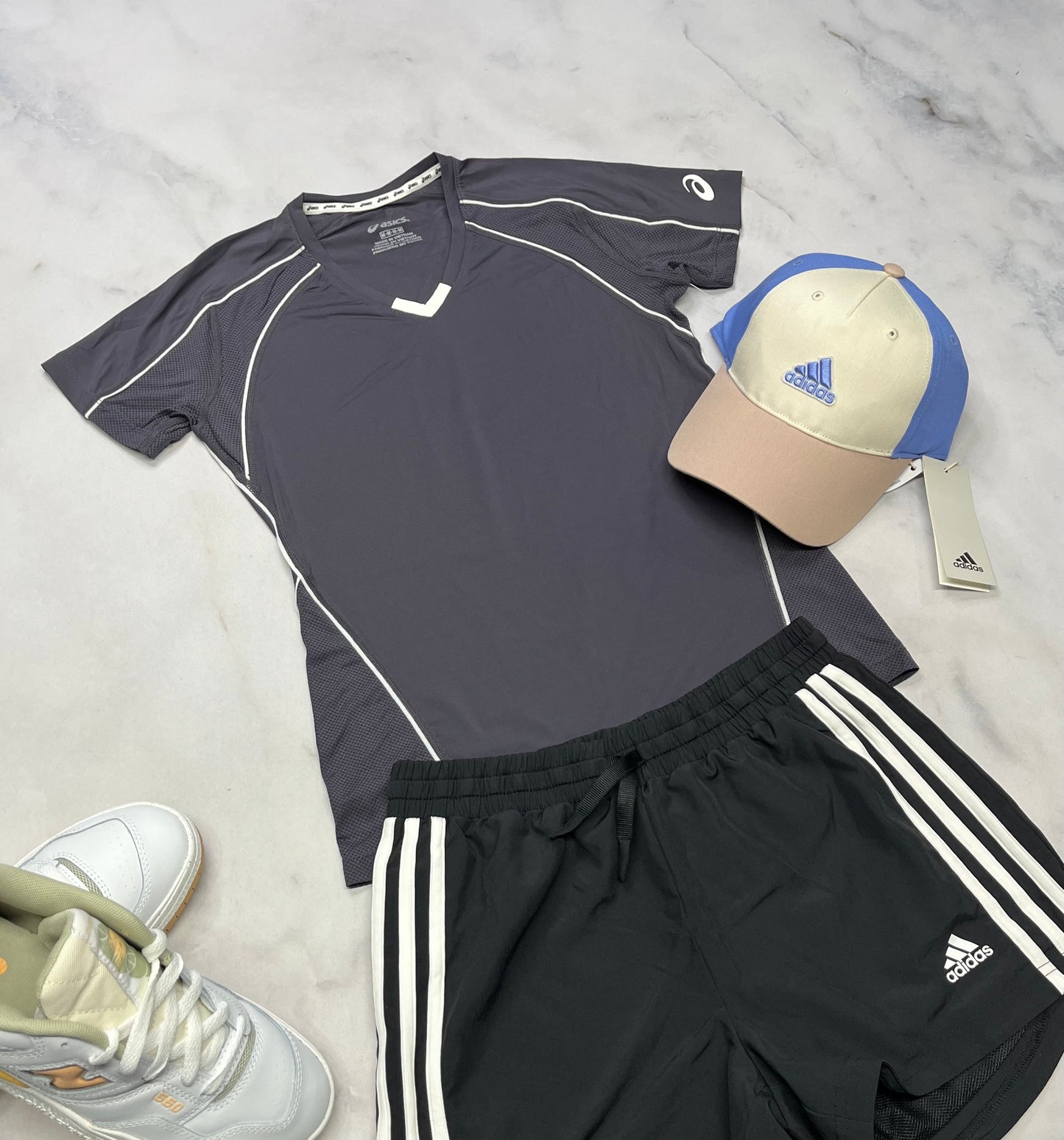 😍 ASICS . Manche courte col V charcoal en tissu de sport extensible . Tissu respirant . 10-12 ans fille neuf !