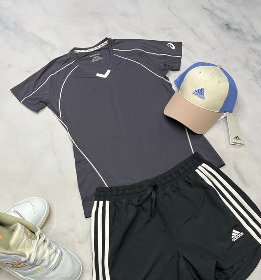 😍 ASICS . Manche courte col V charcoal en tissu de sport extensible . Tissu respirant . 10-12 ans fille neuf !