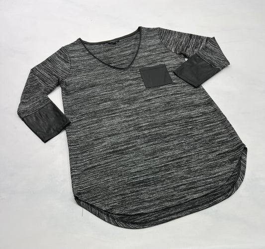 Dynamite : Manche 3/4 ( le noir effet cuir ). M/ fit stretch ( SM-femme ) super état .