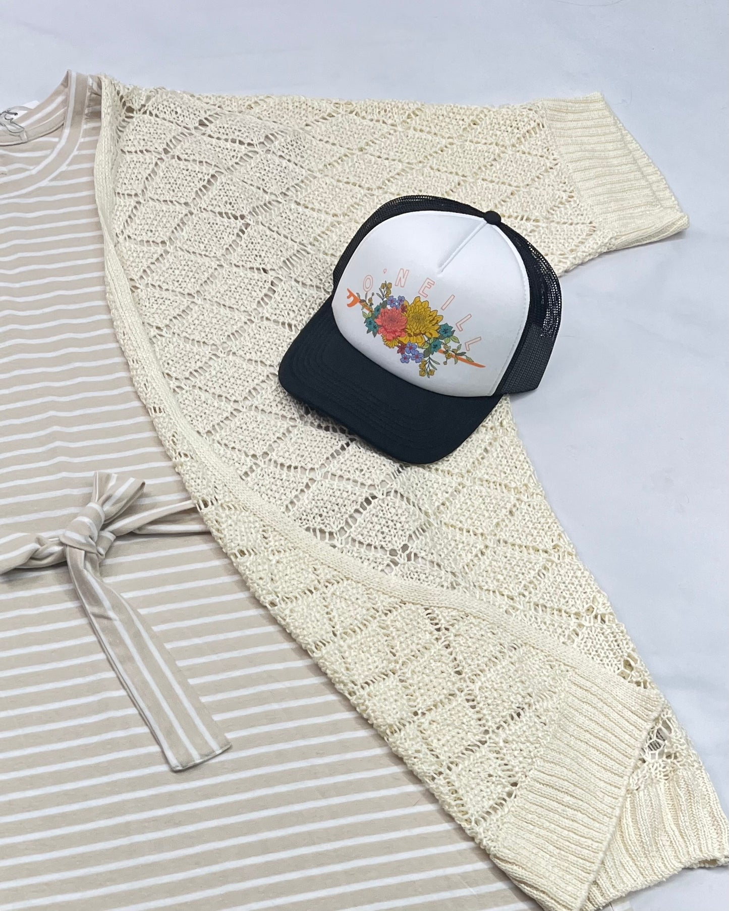 🌴 Veste : Max coco en tricot manche courte look troué qui laisse l’air circuler . Peu se porter aussi en cache maillot l’été . Très tendance . M et XL femme dispo . Coupe confo .