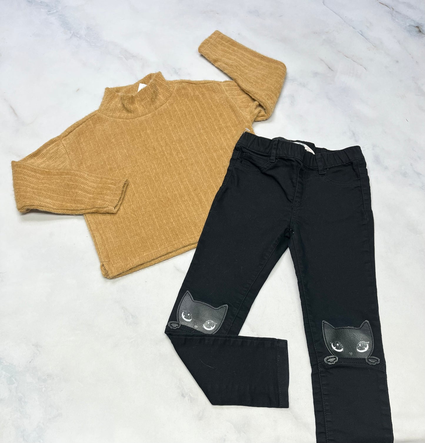 Duo : Manche longue tout doux neuf 5 ans fille + Skinny 5 ans comme neuf ! Effet patch / cuirette .