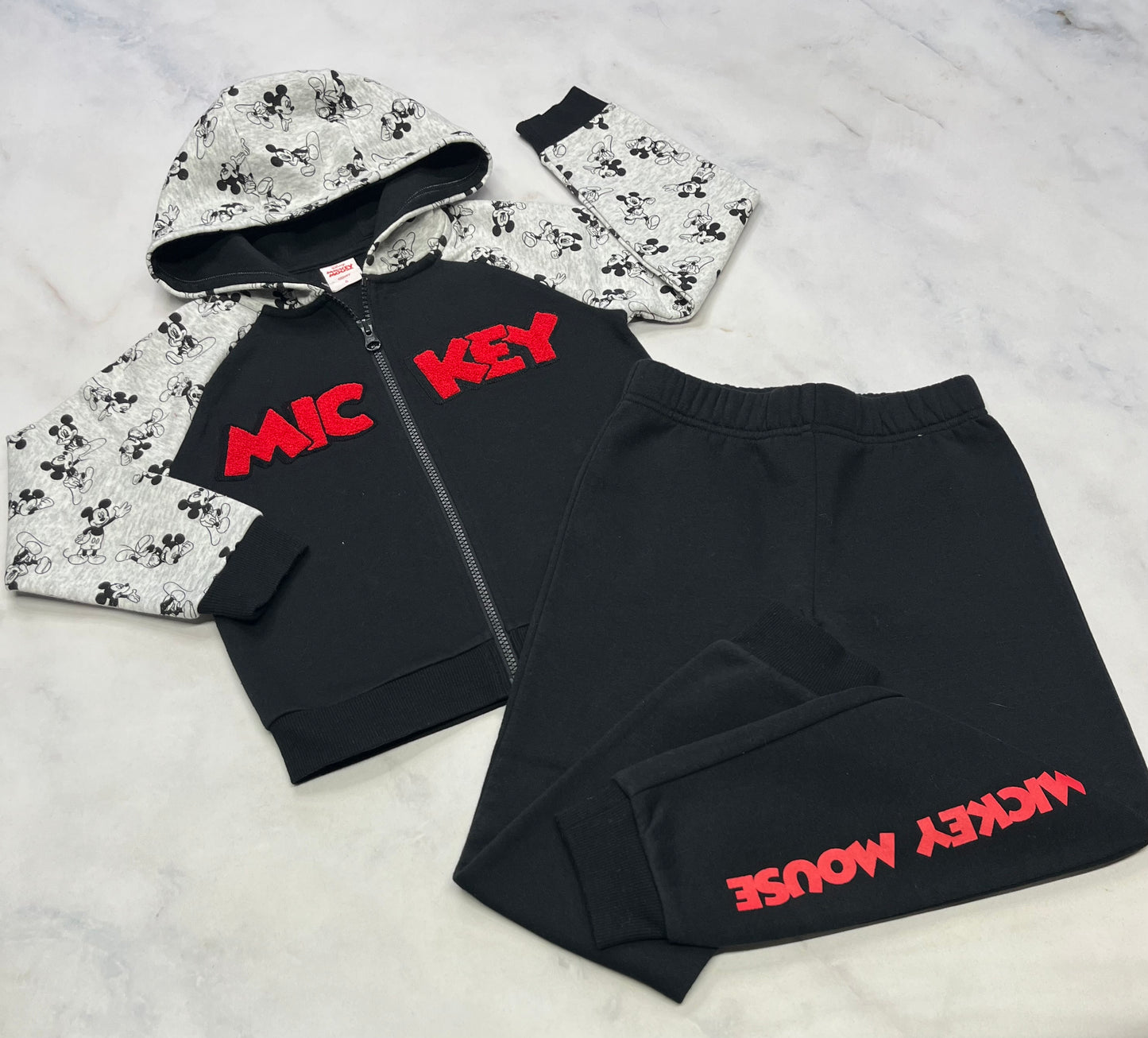 Ensemble Mickey: fait 5-6 ans garçon  en ouaté neuf!