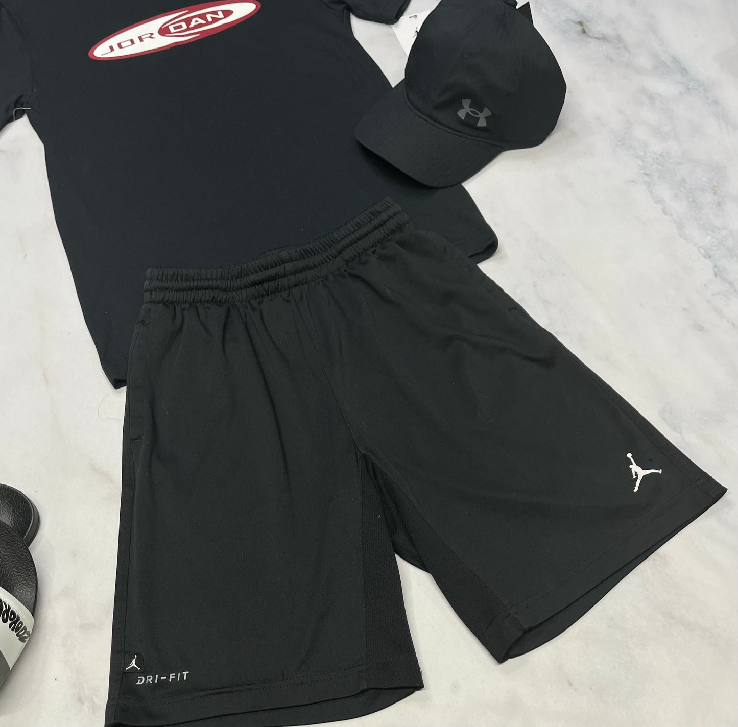 💫Solde JORDAN : bermuda tissu de sport stretch 12-13 ans garçon super à part 2 mini point de mailles derrière et micro craquelures dans le logo .