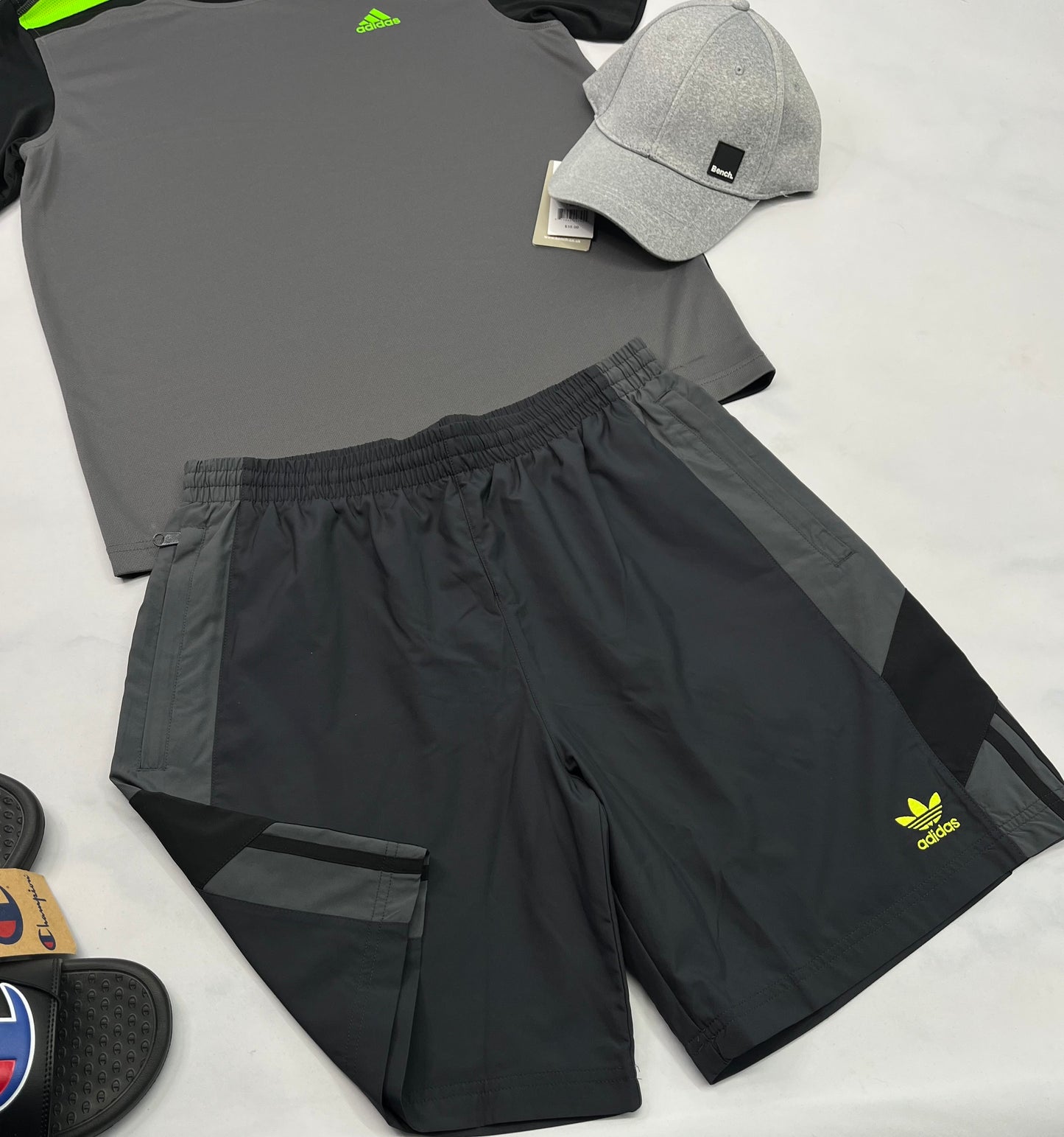 🤩 Bermuda : Adidas en tissu de sport filet intérieur qualité ++. Gr : S( fait 28-30 homme ou 16-18 ado ) et M( fait 31-32 homme ) .