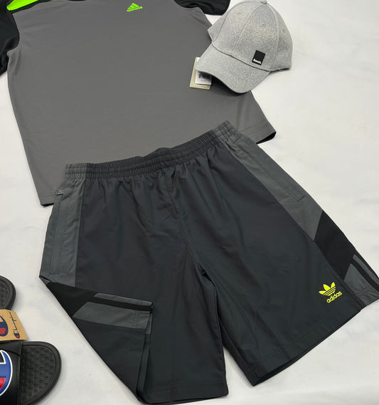 🤩 Bermuda : Adidas en tissu de sport filet intérieur qualité ++. Gr : S( fait 28-30 homme ou 16-18 ado ) et M( fait 31-32 homme ) .