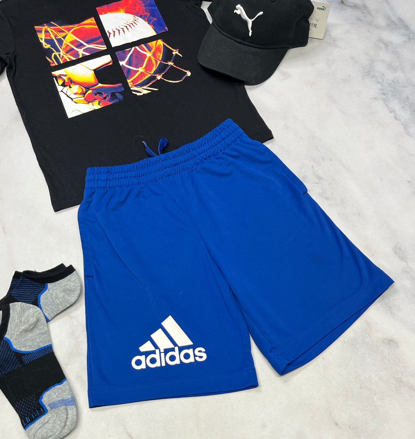 💙 Bermuda Adidas : tissu de sport extensible fait 7-8 ans garçon usagé comme neuf à part un mini micro ombrage flou . À peine visible .