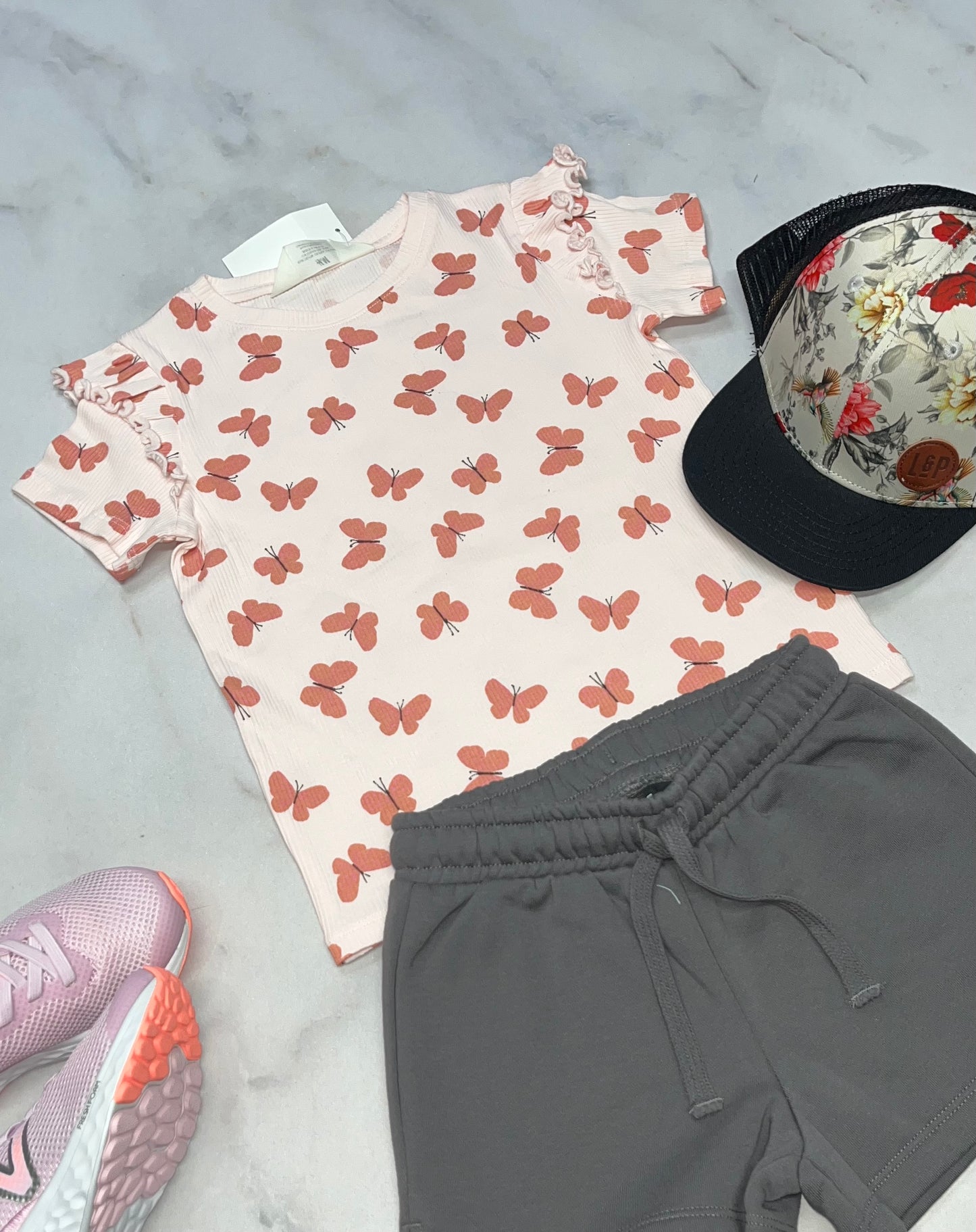 🌿 Manche courte : RIB texturé 5 ans fille neuf ! Rose pâle avec papillon corail . Beaux détails aux épaules . Neuf !