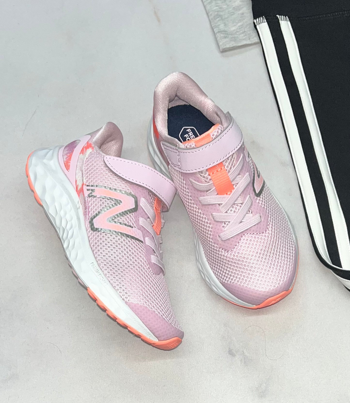 🌸 Souliers New Balance : Rose et corail neuf ! Gr :11 enfant (17 cm) . Léger / confo .