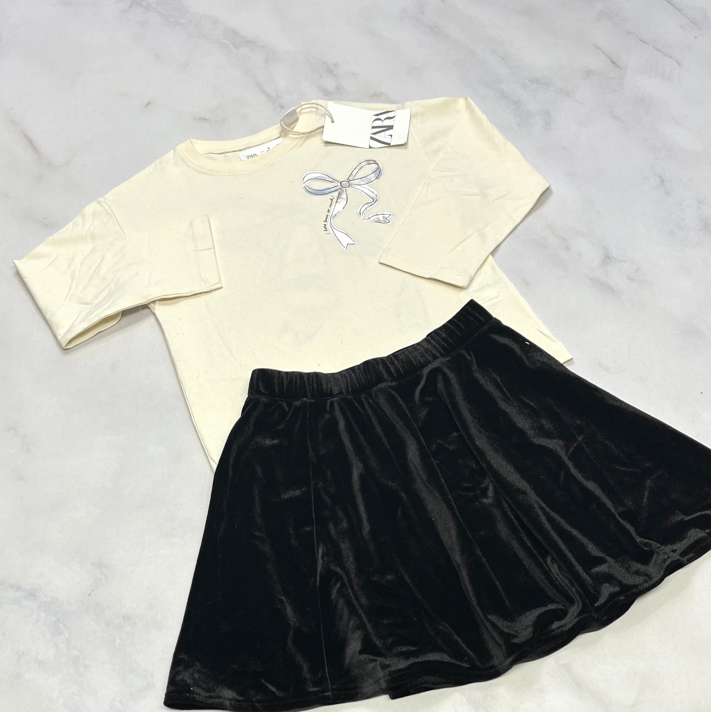 Duo 5 ans : ZARA manche longue avec boucle argenté neuf ! 5 ans + Jupe noir en velour doux neuve 5 ans .