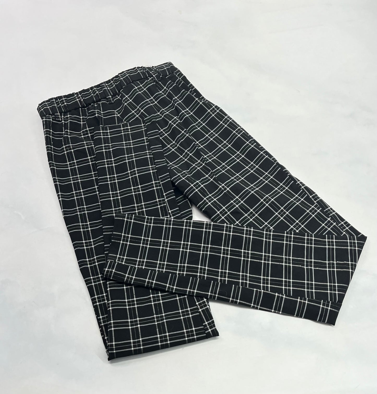 Skinny : pantalon stretch de partout ligne billant léger  dans le tissu ( fait comme ça ) . Fait XS(0-2 ans )