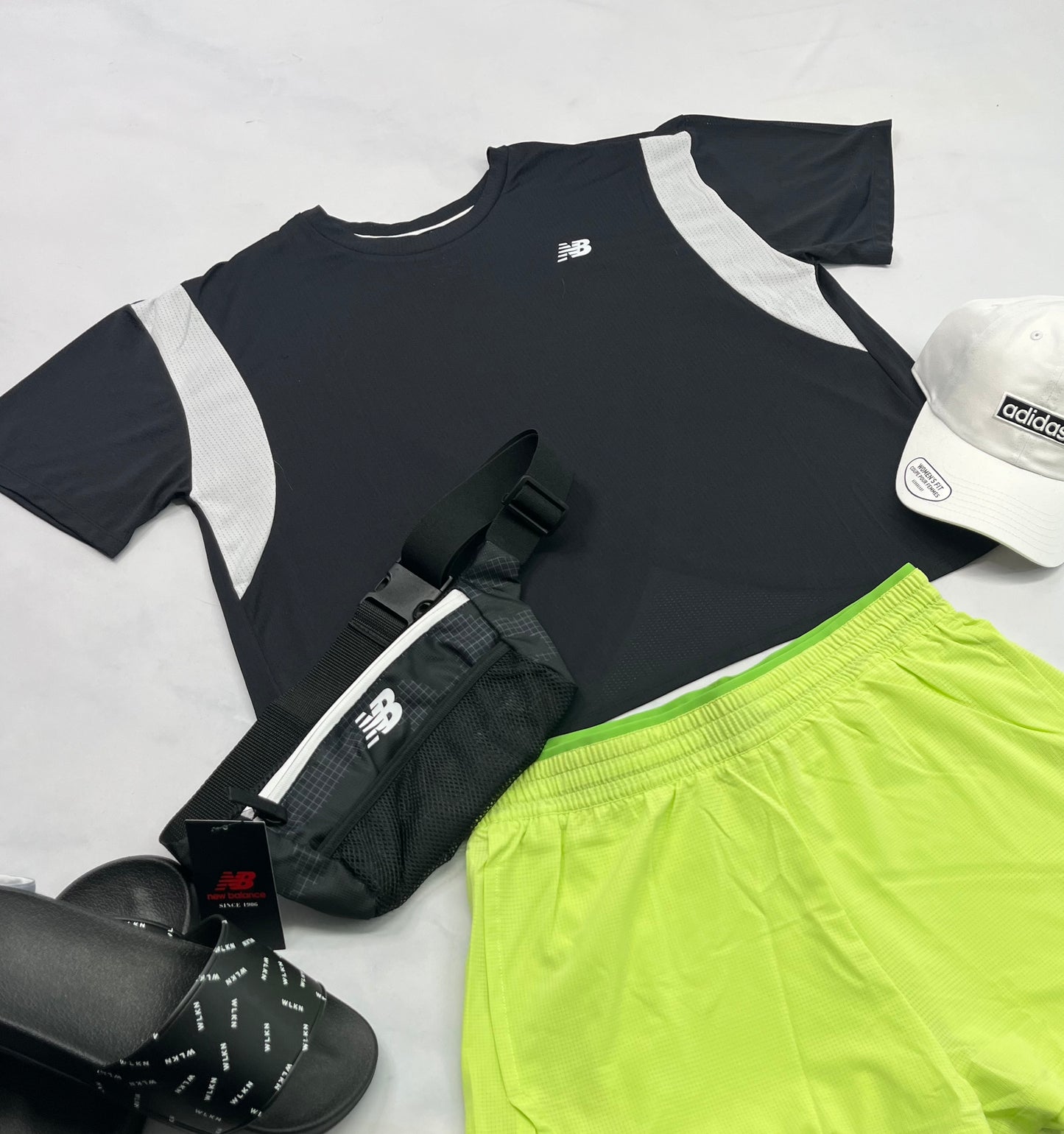 🌴Solde , Manche courte : New Balance mi hanche en tissu de sport léger L/ ample femme . Dos qui croise au bas superbe! Neuf mais 2 mini point de mailles . Ultra léger .