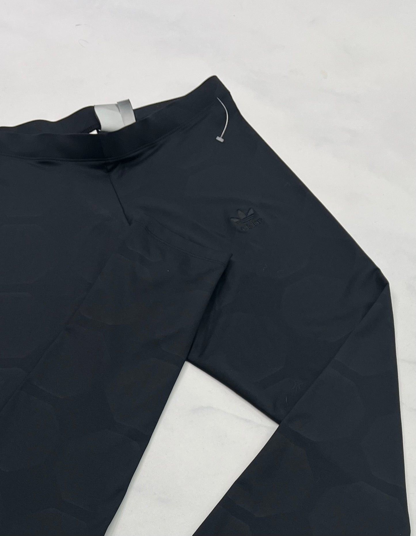 Leg. Adidas : Tissu sport état neuf ! Noir motif ton sur ton . Logo noir brodé . M/ fit stretch femme .