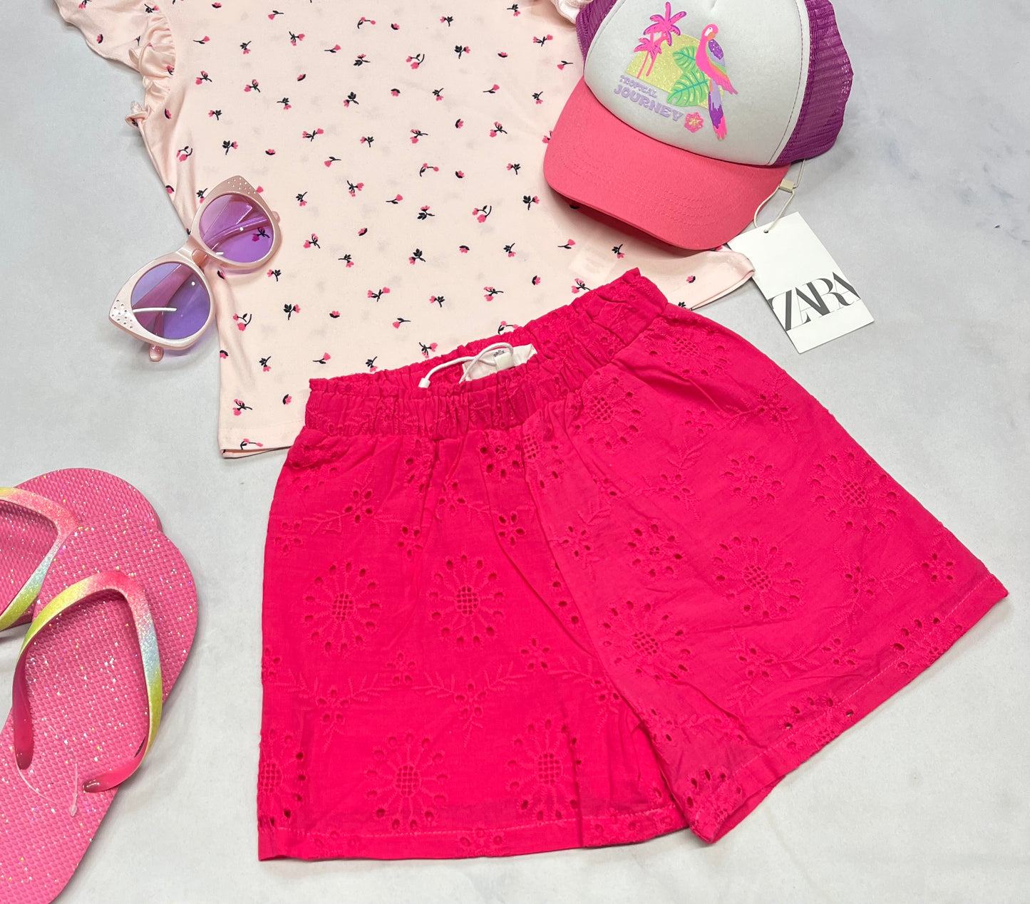 🌷 Short : Rose Roméo & J. Effet denteler dans le tissu . Taille haute 6 ans fille neuve .