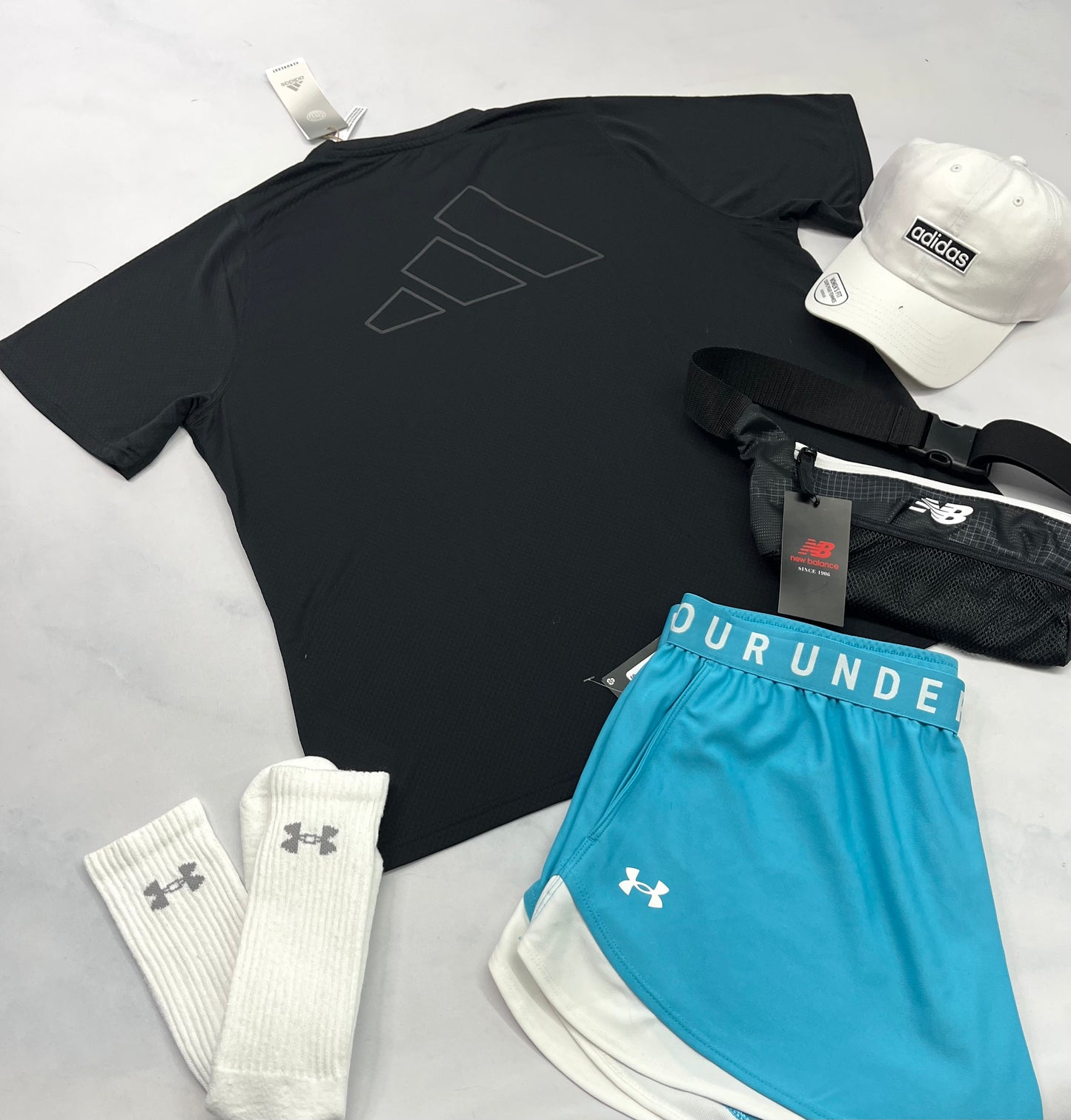 🩵 Manche courte : Adidas/ Running tissu sport léger qui respire neuf ! Beau logo au dos . XL/ femme neuf !