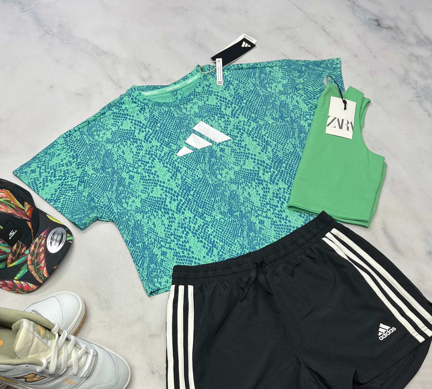 🌴 Manche courte : Adidas en tissu de sport stretch neuf ! Belle ouverture au bas du dos . 10-12 ans fille coupe tendance neuf !