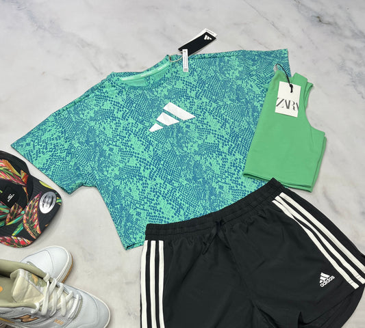 🌴 Manche courte : Adidas en tissu de sport stretch neuf ! Belle ouverture au bas du dos . 10-12 ans fille coupe tendance neuf !