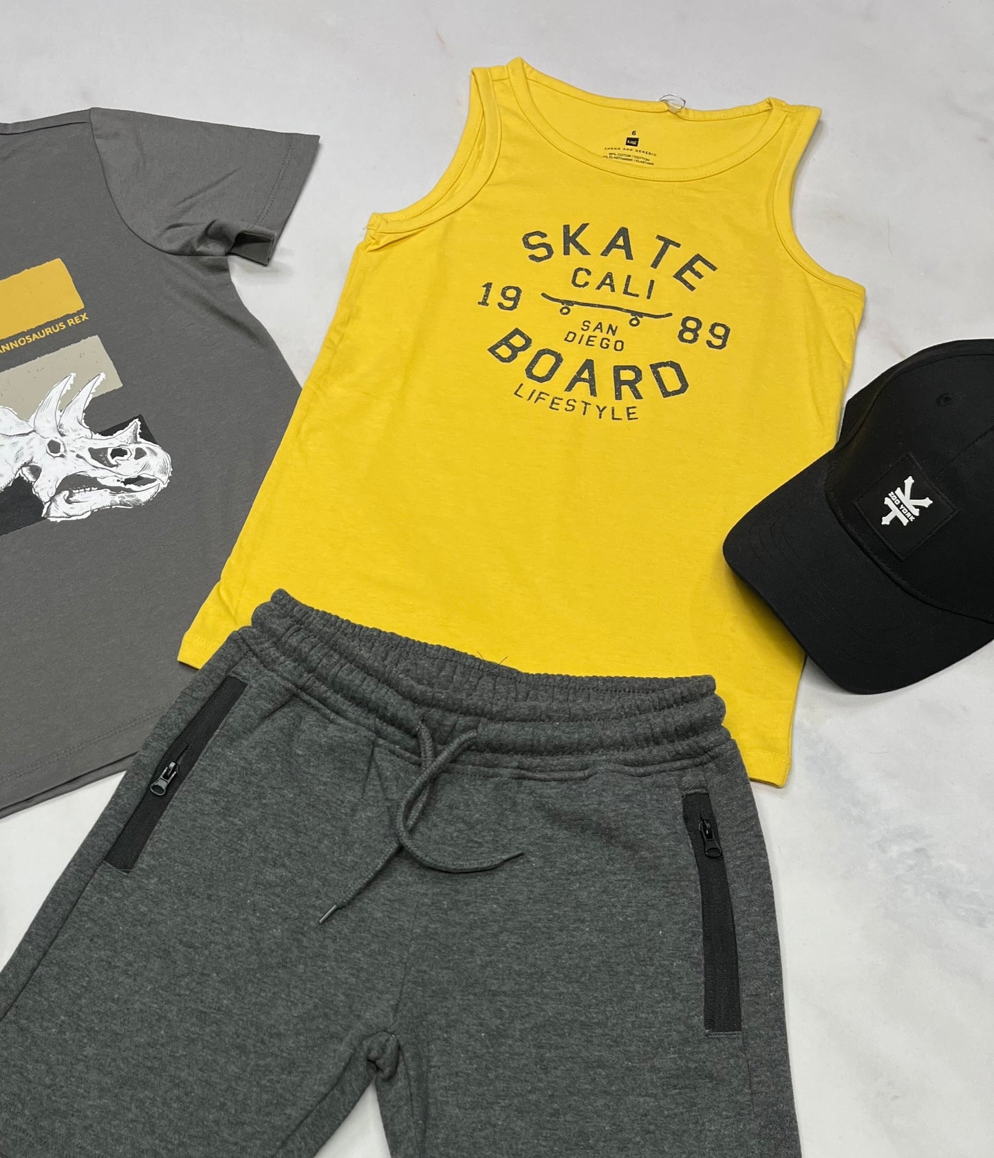 ☀️☀️ Duo : 1x camisole skate 6 ans + 1x t-Shirt dino fait 6 ans neuf !