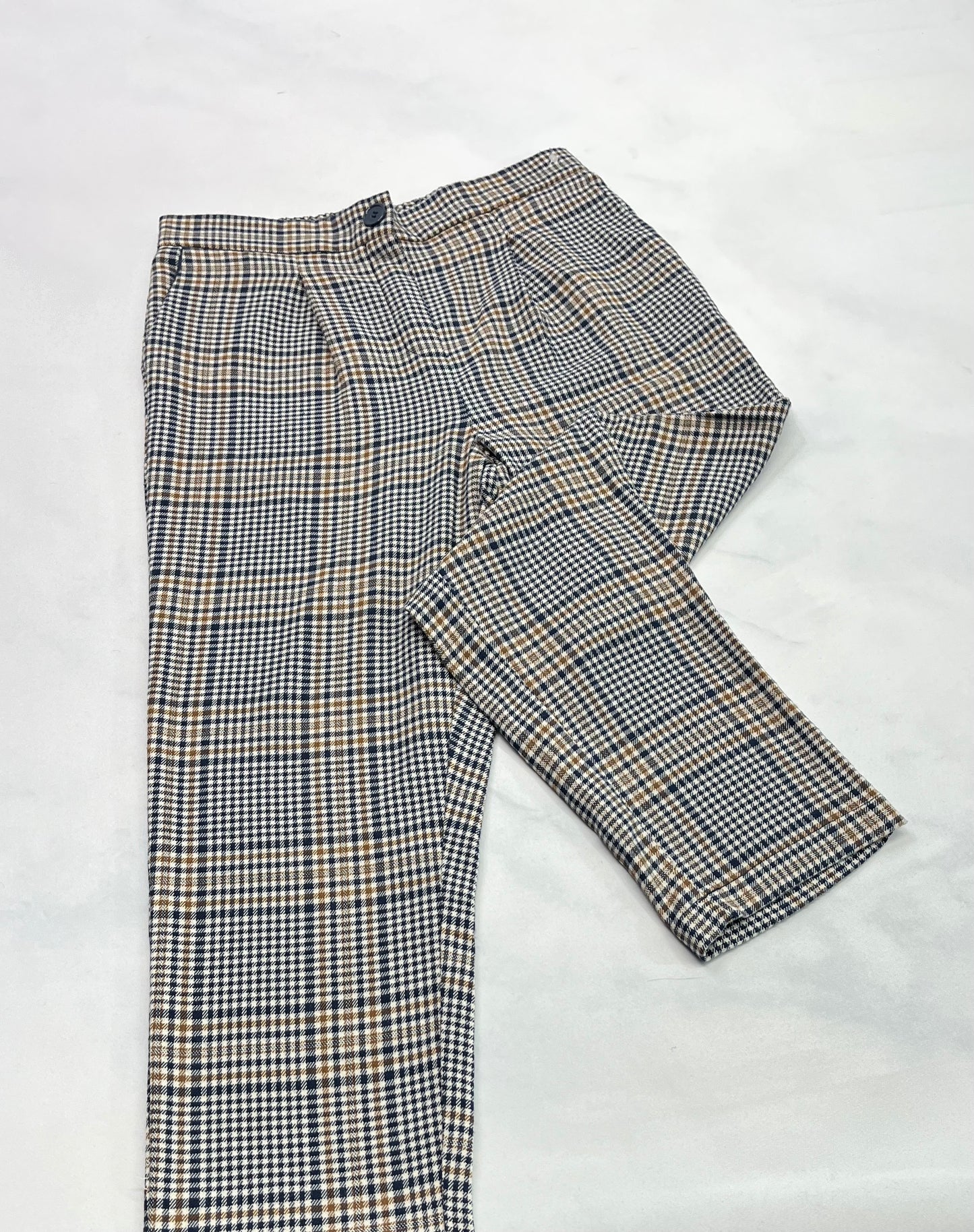 Pantalon : Mou doux . Taille élastique au dos (pince au devant à la taille ) + 3ans femme . Super état .