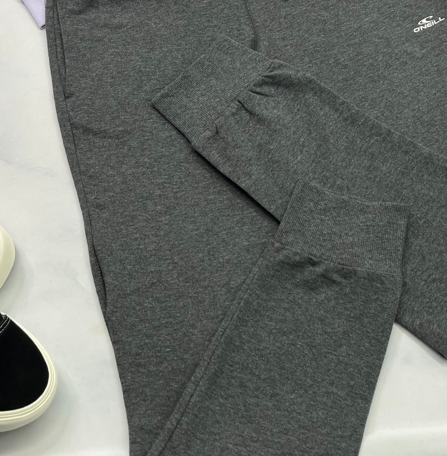 😍SOLDE O’Neil : Jogger charcoal en coton légé neuf mais un 2 pouces de couture sur le coté d’une jambe à recoudre . ( Voir photo 2) .