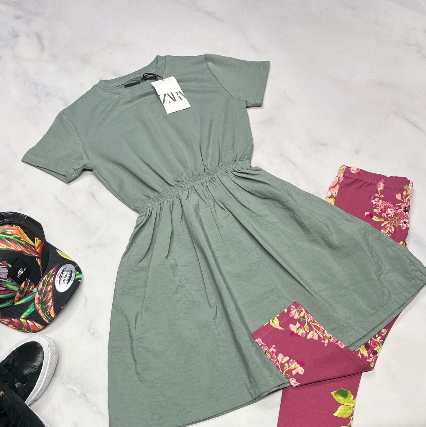 🌷 Robe ZARA : verte incroyable . Haut style ouaté et bas tissu léger qui ne décolore pas . 8(7-8 ans ) fille neuve.