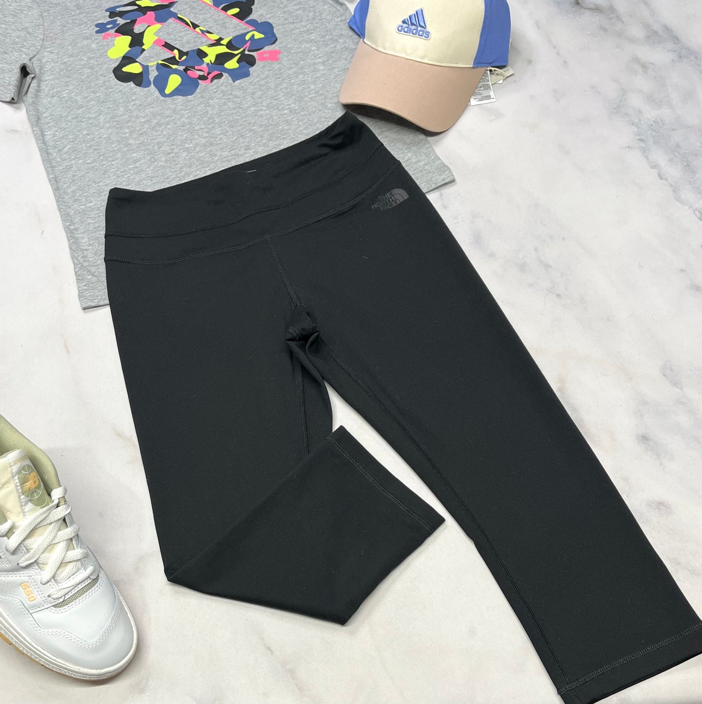 🤩 Capri sport : North Face logo à gauche au devant . Fait 13-14 ans fille comme neuf !