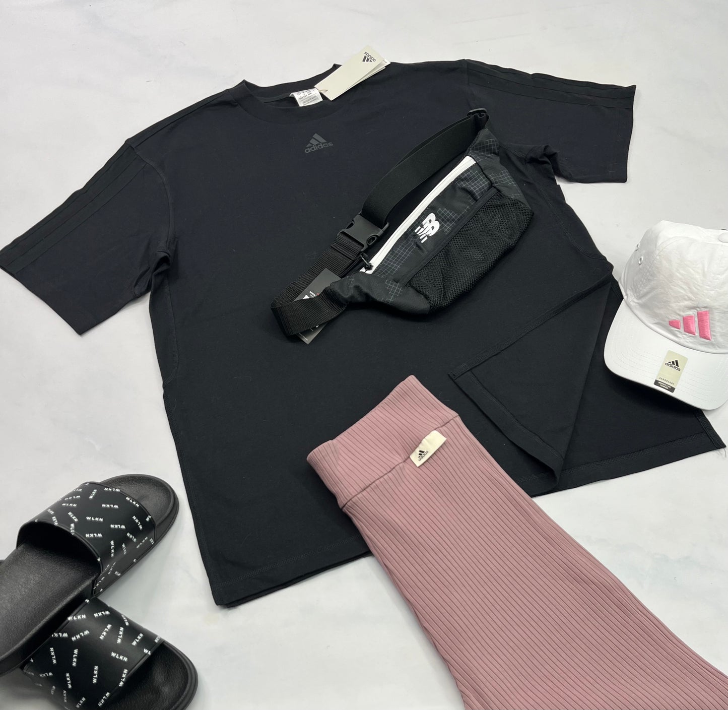 🩷 T-Shirt Adidas : Noir ligne et logo ton sur ton . Superbe ! Fentes de chaques côtés . L/ femme coupe ample tendance  .