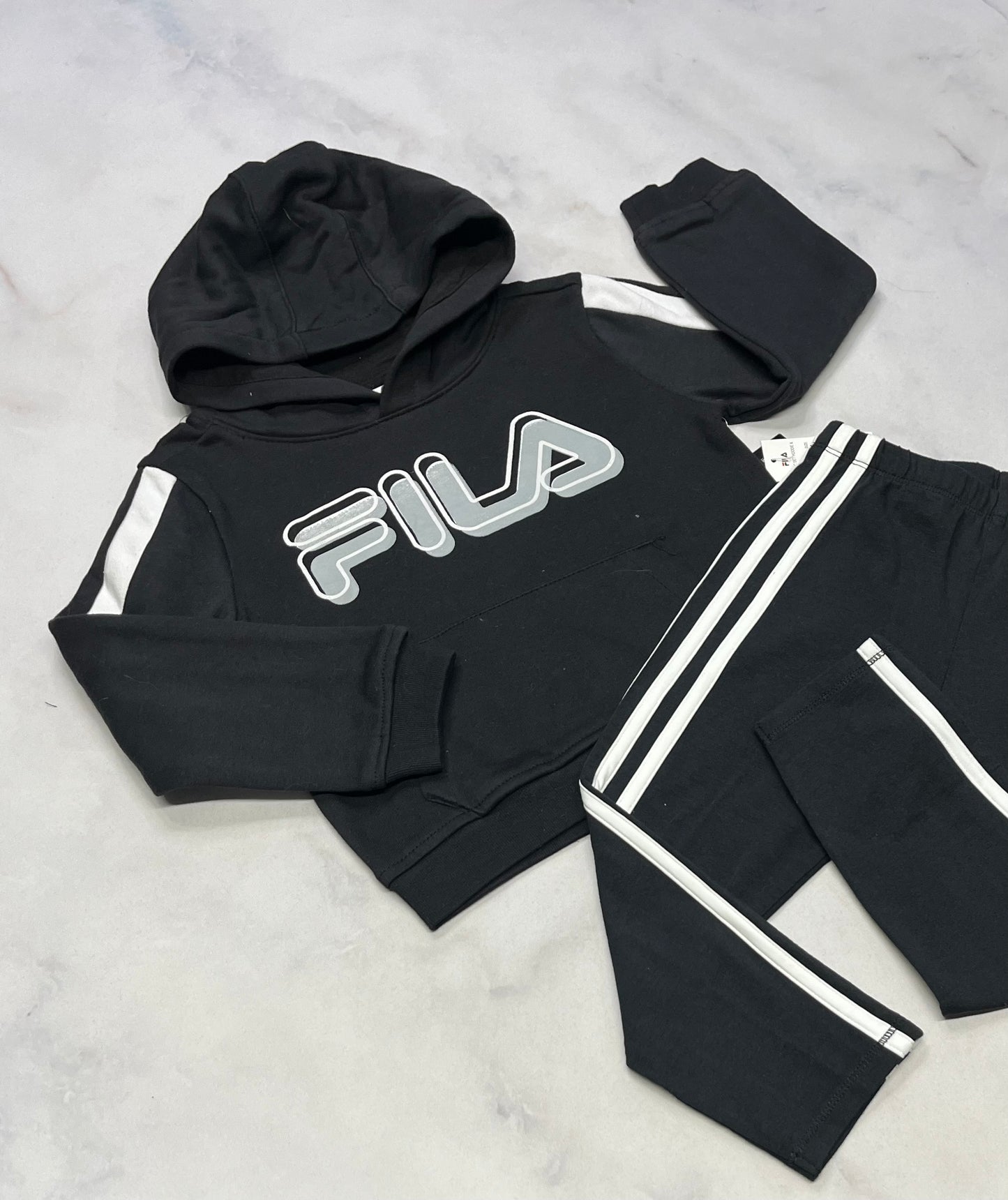 Duo neuf ! cagoule Fila fait 3 ans fille  + Leg. Adidas fait 3 ans neuf !