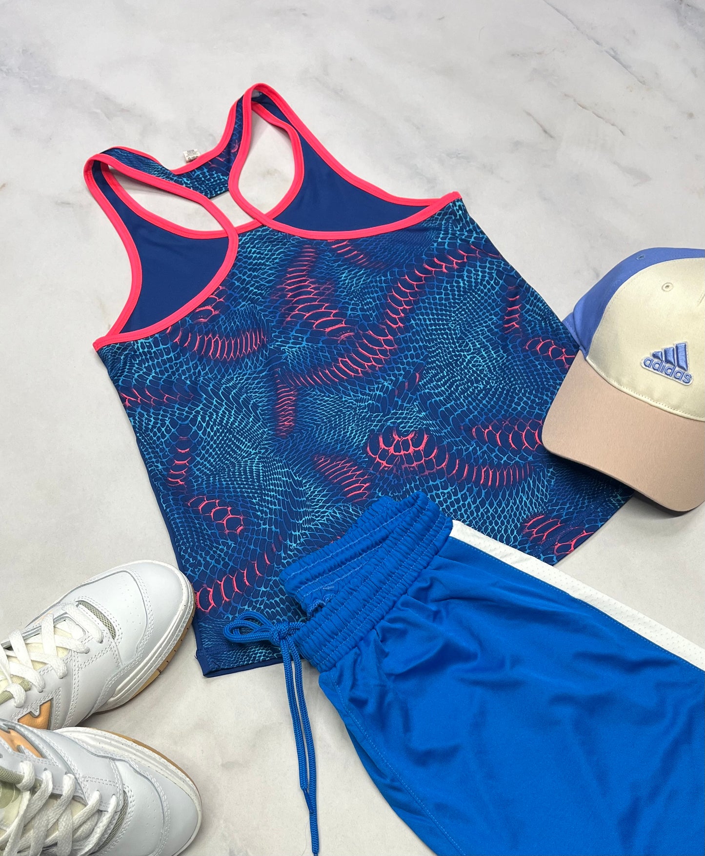 😍 Camisole : H.Armour en tissu de sport stretch ( dos superbe ). L(13-14 ans ) fille comme neuve.