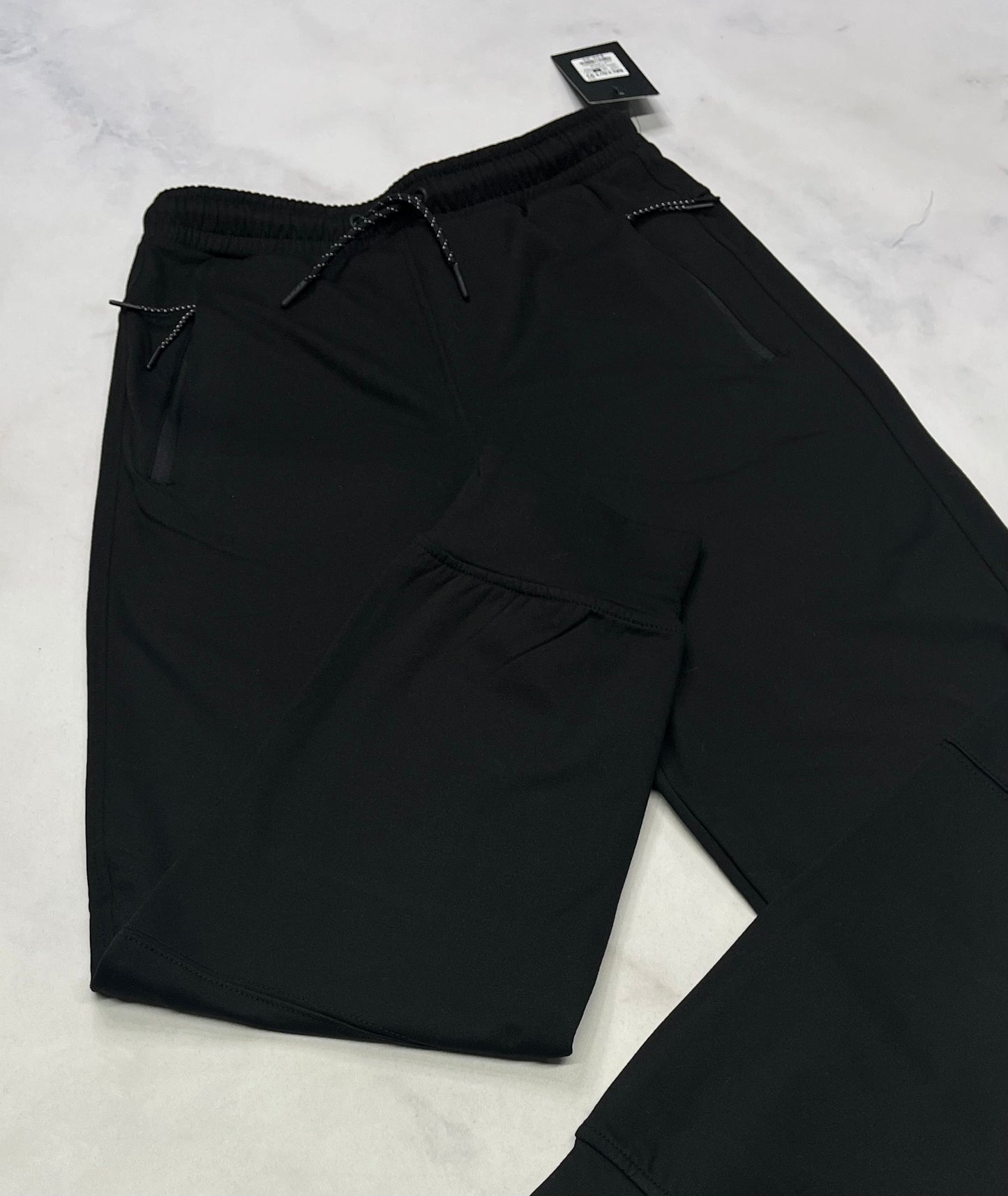 Jog. Noir : zip aux poches 5-6 ans  et 10-12 ans relax fit / tendance . Doux à l’intérieur. Neuf!