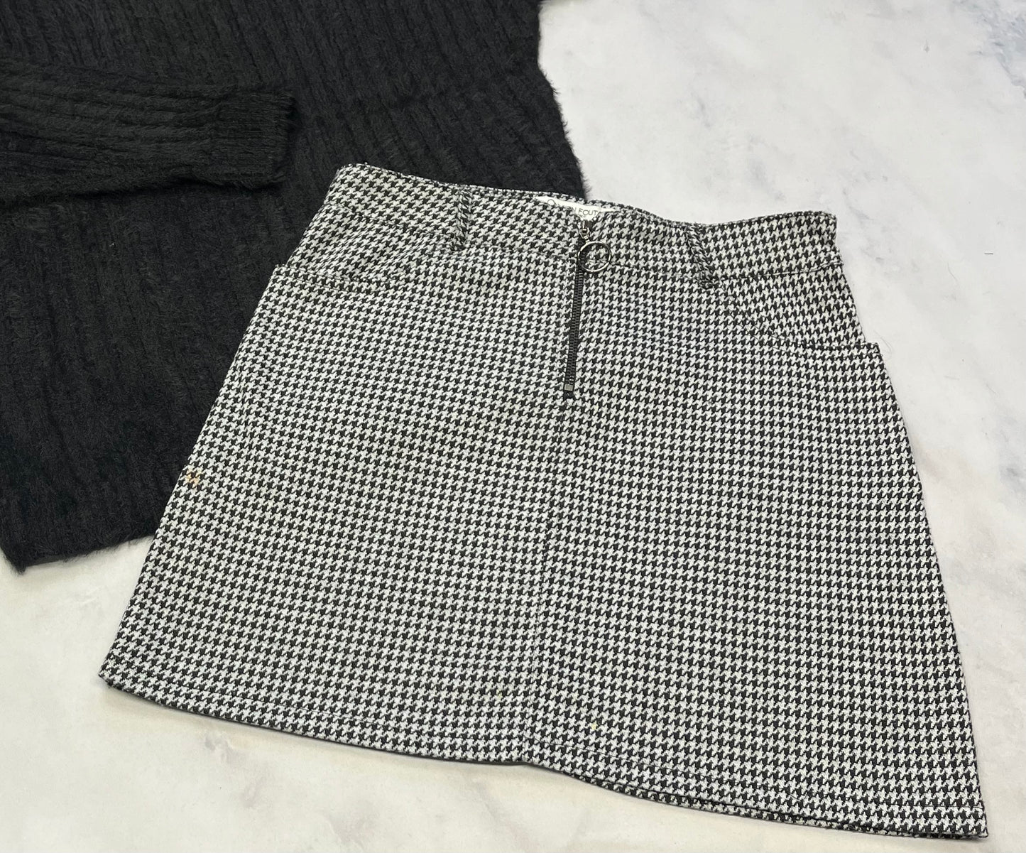 Duo : Tricot hyper doux et stretch 16 ans fille confo neuf ! + Jupe douce molle On s’en fout des garçons 16 ans ajustable comme neuve .