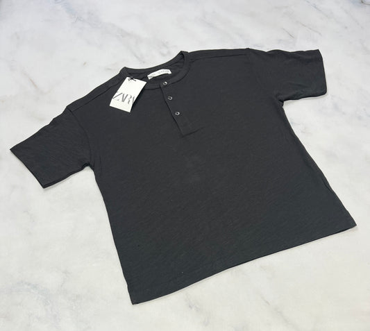 Solde !! ZARA: Manche courte charcoal neuf mais ombrage flou 9-10 ans .