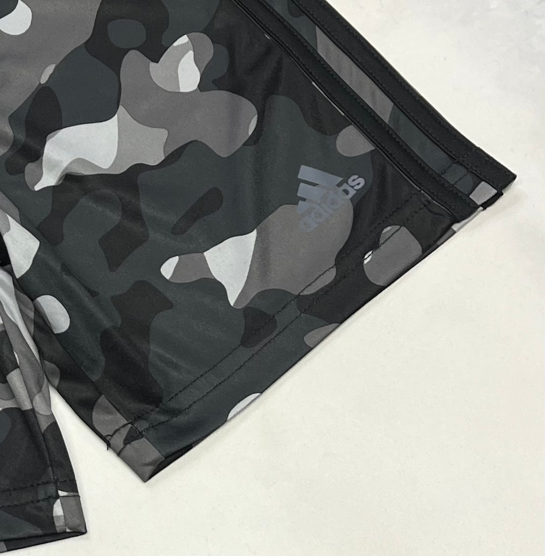 ☀️Bermuda : Adidas en tissu de sport avec logo au bas au devant neuf ! 6 ans garçon
