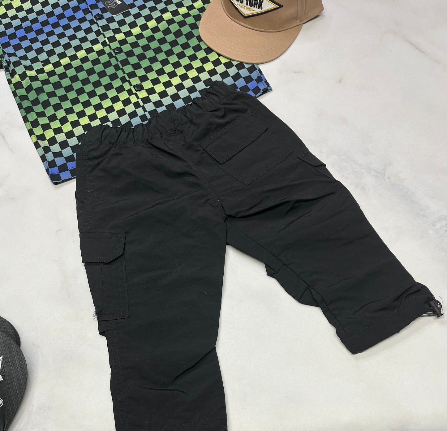 🌵 Capri : noir cargo en tissu sport léger qui ne décore pas . Taille élastique avec cordon de serrage au bas . 4 ans garçon  neuf !