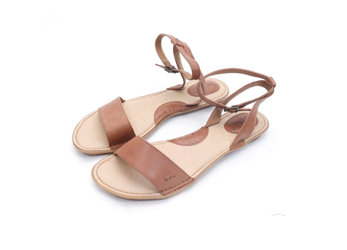 🌴SOLDE Sandale : coussiné s’ajuste à la cheville gr :fai 11 femme neuve mais 2 lignes sur le cuir ( style grafigne ) .