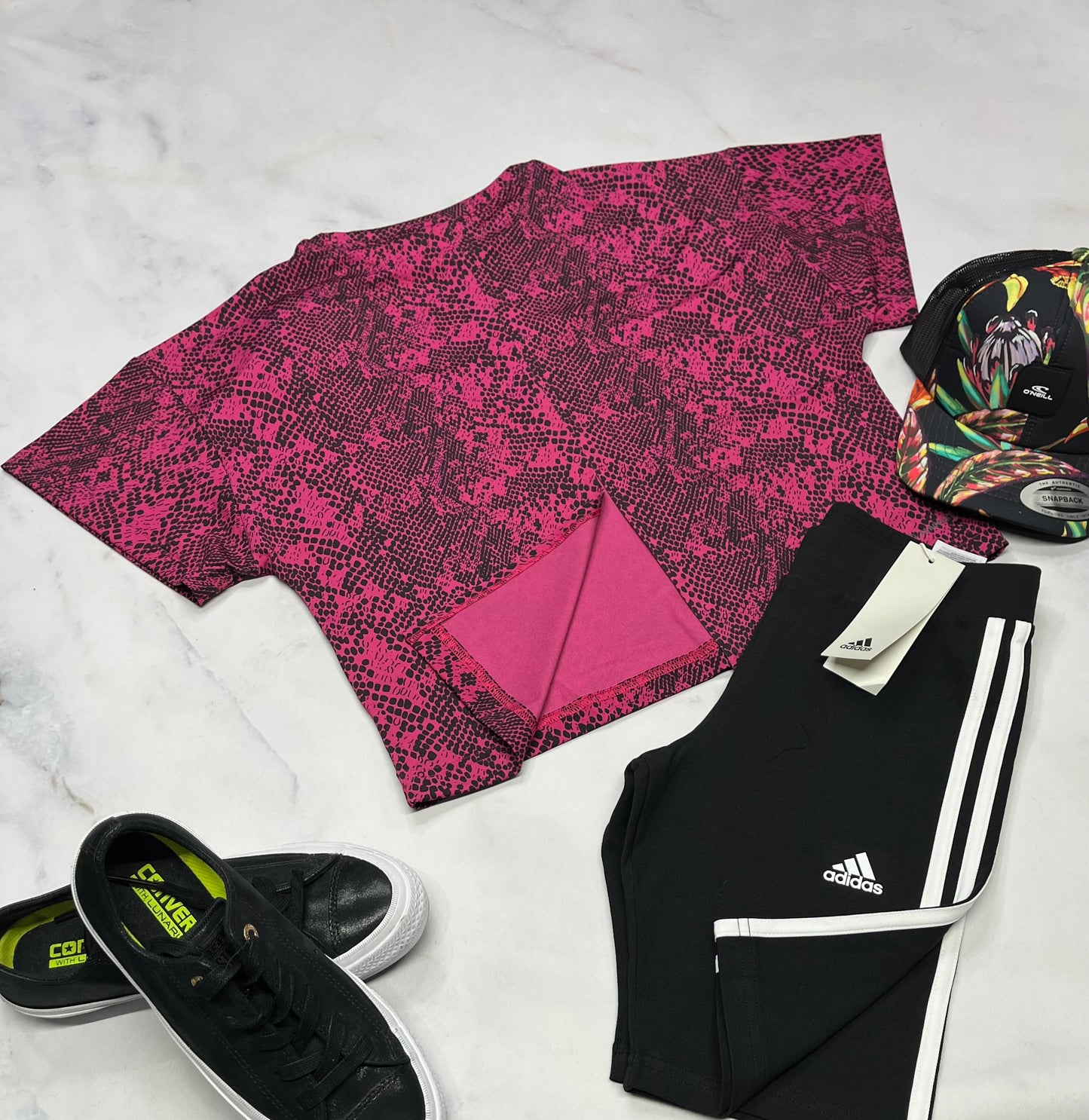 🤩 Manche courte : Adidas en tissu de sport extensible de partout . Fente au bas du dos . 13-14 ans coupe confo fille neuf !